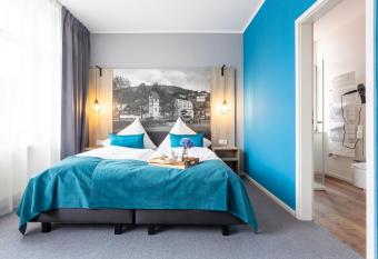 Villa Sachsenhof allows 18 year olds to book a room