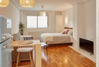 Estudio nuevo centro de Vigo allows 18 year olds to book a room