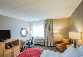 Comfort Inn - Nys Fairgrounds has rooms with a private hot tub