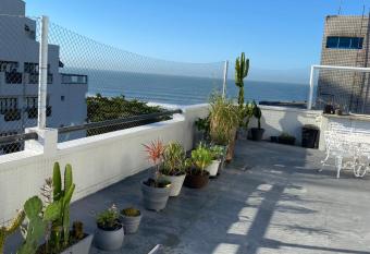 Cobertura com   rea externa com vista para o mar na melhor praia do Guaruj   tombo has rooms with a private hot tub