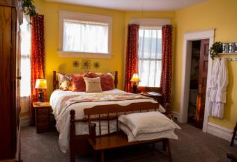 The Katherine Holle House has rooms with a private hot tub