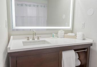 DoubleTree by Hilton Nanuet has rooms with a private hot tub