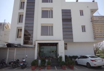 a2zroomz Hotel Nangi s Pride has Balcony rooms