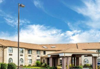 Quality Inn has Smoking rooms