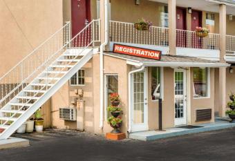 Econo Lodge Franklin has Smoking rooms