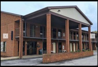 Super 8 by Wyndham Sandusky allows 18 year olds to book a room