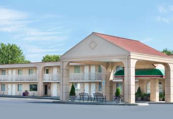 Baymont by Wyndham Sandusky has Balcony rooms