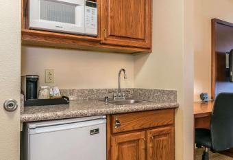 Comfort Suites allows 18 year olds to book a room