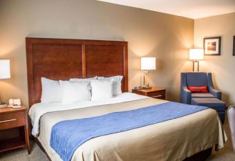 Comfort Inn & Suites has rooms with a private hot tub