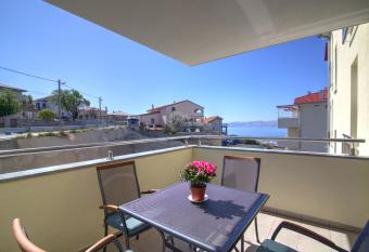 Apartment Waves-Villa Sunce allows 18 year olds to book a room