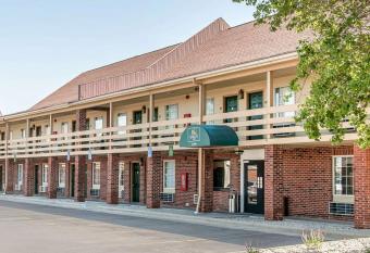 Quality Inn Findlay has Smoking rooms