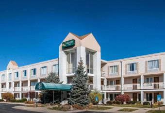 Quality Inn has Smoking rooms