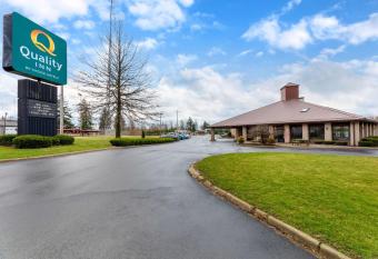 Quality Inn has rooms with a private hot tub