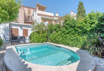 Casa Conxa has Balcony rooms