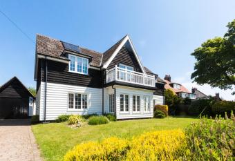 Lake Cottage has Balcony rooms