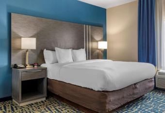 Comfort Inn and Suites Pauls Valley - City Lake has rooms with a private hot tub