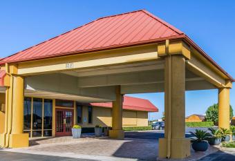 Quality Inn Ada near University has Smoking rooms