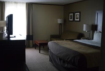 Ardmore Inn & Suites Ardmore has rooms with a private hot tub