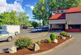 Rodeway Inn Willamette River allows 18 year olds to book a room