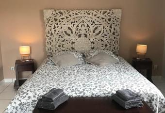 2 chambres avec piscine dans maison cr  ole allows 18 year olds to book a room