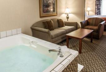 Comfort Suites Corvallis has rooms with a private hot tub