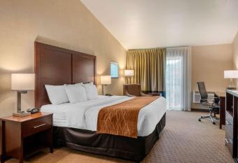 Comfort Inn & Suites Lincoln City has rooms with a private hot tub