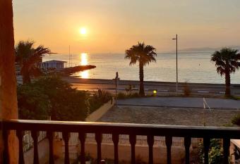 Studio les Pieds dans l Eau allows 18 year olds to book a room