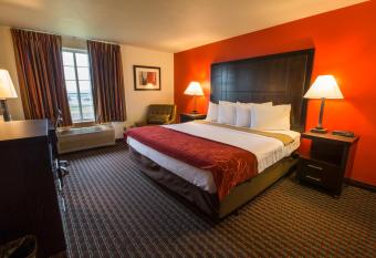 Bridgeway Inn & Suites - Portland Airport has rooms with a private hot tub