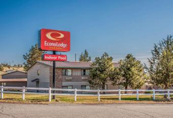 Econo Lodge Inn and Suites Madras has Balcony rooms