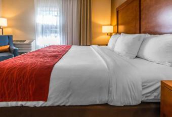 Comfort Inn & Suites has rooms with a private hot tub