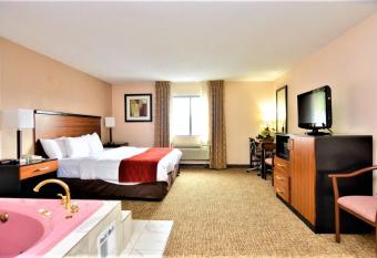 SureStay Plus by Best Western Reading North has rooms with a private hot tub