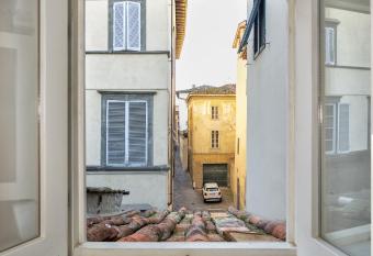 Affittacamere del Centro allows 18 year olds to book a room