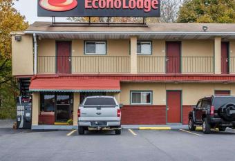Econo Lodge has Smoking rooms