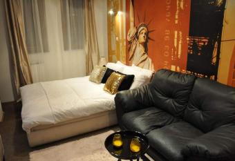 New York Apartment has rooms with a private hot tub