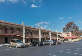 Econo Lodge has Smoking rooms