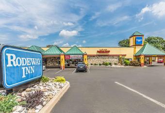 Knights Inn Montgomeryville has Smoking rooms