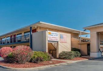 Quality Inn Barkeyville has Smoking rooms