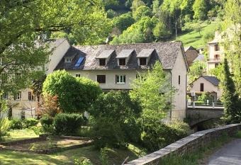 LA TRUITE QUI CHANTE allows 18 year olds to book a room