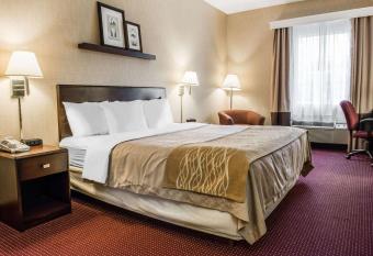 Comfort Inn Meadowlands has rooms with a private hot tub