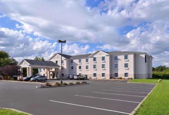 Wingate by Wyndham Grove City allows 18 year olds to book a room