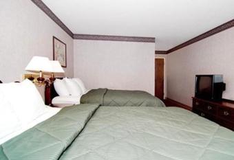 Quality Inn Midway has rooms with a private hot tub