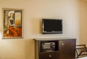 Comfort Suites Edinboro has Balcony rooms