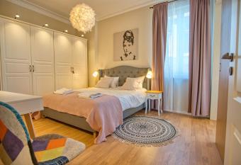 Apartment Audrey by SofiaSpot - central, metro to airport allows 18 year olds to book a room