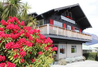 Chalet Queenstown has Balcony rooms