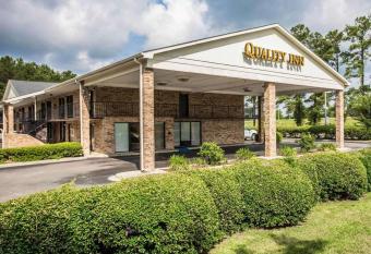 Quality Inn Manning I-95 has Smoking rooms