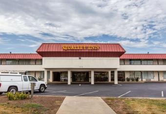 Quality Inn and Suites Easley - Greenville has Smoking rooms