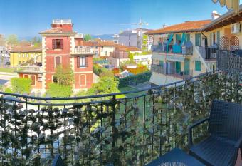 APPARTAMENTO PESCHIERA - zona Ospedale Pederzoli has Balcony rooms