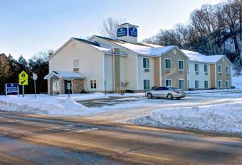 Cobblestone Inn & Suites - Durand has rooms with a private hot tub