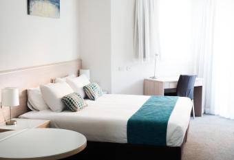 Copacabana Shores has rooms with a private hot tub