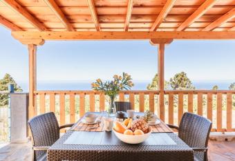 CASA LAURA el canal allows 18 year olds to book a room